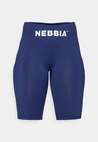 Jūras spēku riteņbraukšanas šorti, kas izgatavoti no elastīga auduma. Iezīmē sānu kabatas, augstu jostasvietu un drosmīgu "NEBBIA" logo baltā krāsā augšpusē.
