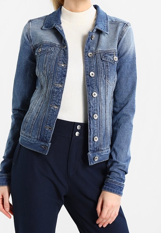 Chaqueta de denim con un diseño degradado en tonos azules, cierre de botones, bolsillos en el pecho y mangas largas, combinada con una blusa blanca de canalé y pantalones azul marino.