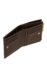 Brązowy skórzany portfel z wieloma miejscami na karty, zamykaną na zamek kieszenią oraz zapięciem na zatrzask. Gładka faktura i minimalistyczny design.