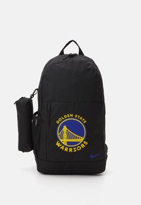 Mochila negra con un diseño redondeado, que presenta un logo de los Golden State Warriors en amarillo y azul, un bolsillo de malla lateral y la marca Nike.
