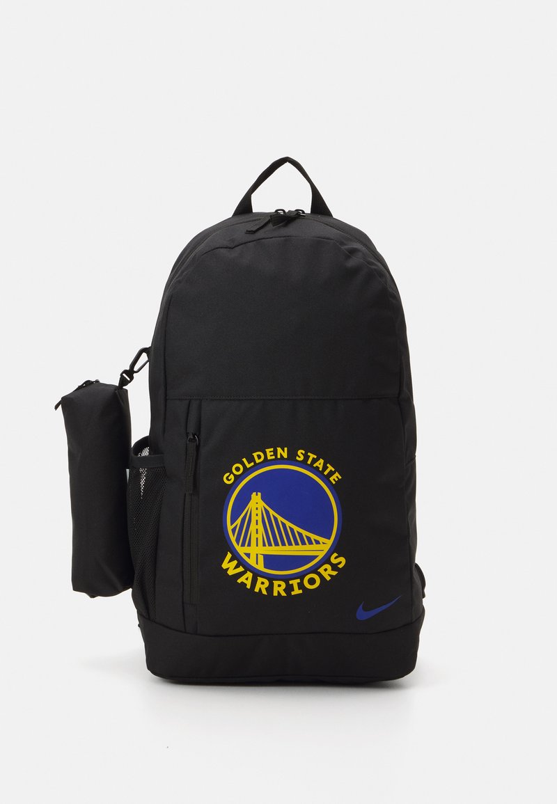 Mochila negra con un diseño redondeado, que presenta un logo de los Golden State Warriors en amarillo y azul, un bolsillo de malla lateral y la marca Nike.