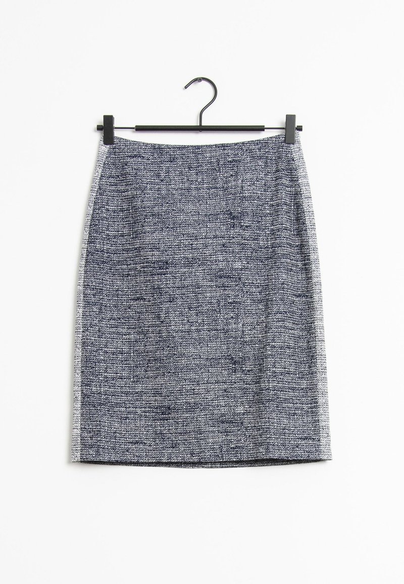 Jupe crayon texturée gris et noir jusqu'aux genoux, suspendue sur un cintre noir sur fond blanc.