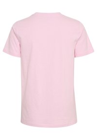 T-shirt en coton rose à manches courtes et col rond. Le tissu semble doux et le maillot a une coupe décontractée. Pas de motifs ni d'accents.