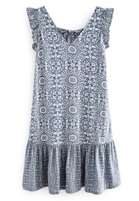 Sukienka z niebiesko-białym wzorem kwiatowym, z falbaniastymi akcentami na ramionach, wycięciem w kształcie łezki z tyłu oraz rozszerzanym dołem z marszczonym materiałem.