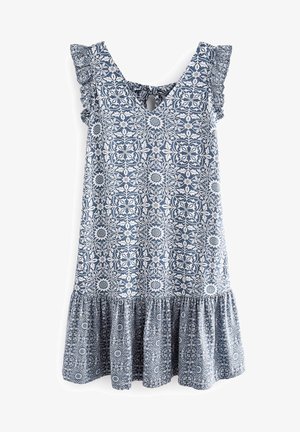 Robe présentant un motif floral bleu et blanc, des accents à volants aux épaules, un détail en forme de trou de serrure au dos, et un bas évasé avec une texture froncée.