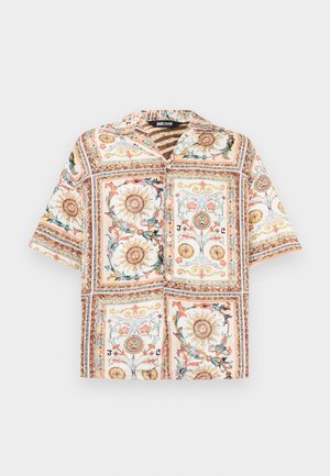 Camicia a maniche corte con bottoni, decorata con motivi di sole e fiori in arancione, giallo e blu, su sfondo bianco con bordi geometrici.