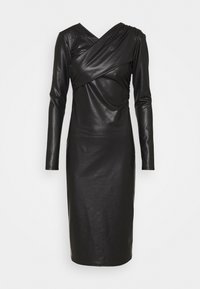 Schwarzes Lederkleid mit taillierter Silhouette, langen Ärmeln und geschärfter Vorderseite. Hat einen asymmetrischen Ausschnitt und eine glatte Textur.