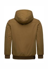 Hnědá kapucová bunda s matným povrchem, elastickými manžetami a žebrovaným lemem. Jednoduchý design bez viditelného kovového dílu nebo vzorů.
