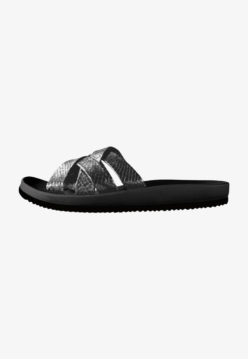 Sandalias negras tipo slip-on con un diseño de tiras de serpiente plateada texturizada y una suela de goma negra texturizada.