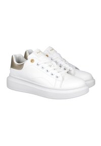 Zapatillas blancas con un acabado de cuero suave, detalles dorados en el talón, cordones blancos y una suela gruesa blanca.