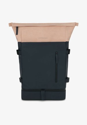 Marinefarbener Rolltop-Rucksack mit einem hellbeigen Oberteil, verstellbaren Seitenriemen, einer frontseitigen Reißverschlusstasche und einem doppelten Zipperverschluss am Boden.