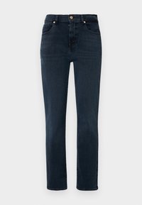 Pantalones de mezclilla azul oscuro con un diseño de pierna recta, que presentan un cierre de botón, trabillas para el cinturón y dos bolsillos frontales con un leve desvanecimiento.