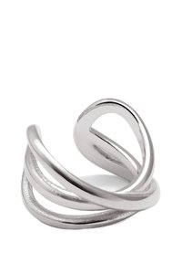 Bague en argent avec trois bandes entrelacées, présentant une finition lisse et un design minimaliste. Des formes courbées créent une apparence fluide.