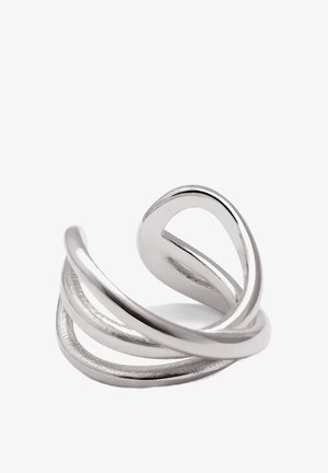 Anello in argento con tre fasce intrecciate, caratterizzato da una finitura liscia e un design minimalista. Le forme curve creano un aspetto fluido.