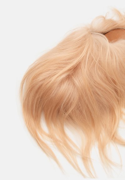 Împletitură sintetică în blond deschis, cu șuvițe moi și ondulate. Materialul are o textură netedă, cu volum subtil și curgere naturală.