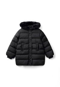 Cappotto puffer nero con cappuccio foderato in pelliccia sintetica, design trapuntato, due tasche frontali e polsini a coste. Il materiale sembra liscio e leggero.