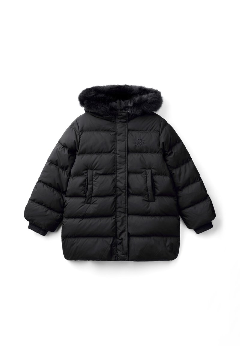 Cappotto puffer nero con cappuccio foderato in pelliccia sintetica, design trapuntato, due tasche frontali e polsini a coste. Il materiale sembra liscio e leggero.