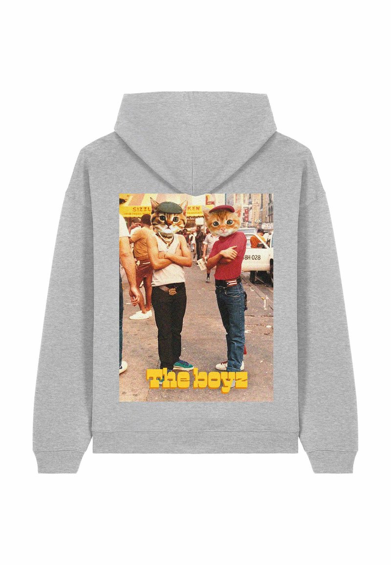 Siva dukserica s kapuljačom s šarenim grafičkim printom dva mačka s ljudskim tijelima, koja stoje zajedno, s podebljanim žutim tekstom "Dečki" ispod.