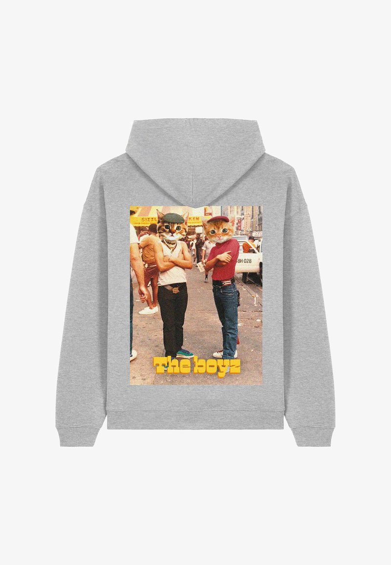 Siva dukserica s kapuljačom s šarenim grafičkim printom dva mačka s ljudskim tijelima, koja stoje zajedno, s podebljanim žutim tekstom "Dečki" ispod.