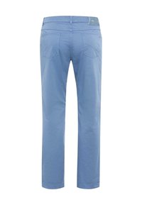 Hellblaue Baumwollhose mit geradem Schnitt, zwei Gesäßtaschen und einem kleinen Logodetail am Bund. Glatte Textur.