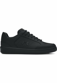 Scarpe sportive nere realizzate in materiale sintetico, dotate di un colletto imbottito, lacci resistenti e una suola spessa con un logo in rilievo.