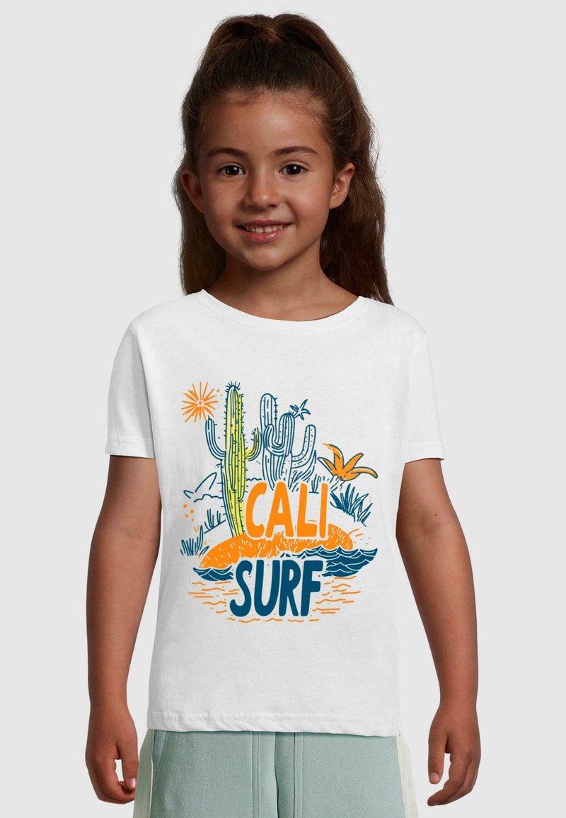 Balta marškinėliai su spalvinga grafika, kurioje pavaizduotas kaktusas, palmių medis, saulė ir "CALI SURF" tekstas oranžinės ir mėlynos spalvų. Trumpomis rankovėmis, apvaliu kaklu.