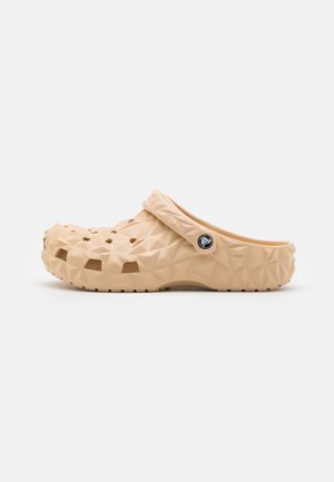 Sabot beige clair en matériau synthétique texturé avec un motif géométrique, ouvert avec des trous de ventilation, et une sangle arrière réglable.