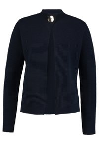 Námorně modrý žebrovaný cardigan s vysokým límcem, otevřeným předním dílem a velkým zapínáním na stříbrný knoflík u krku.