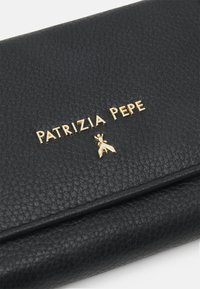 Portefeuille en cuir noir avec une finition texturée. Présente l'inscription dorée "PATRIZIA PEPE" et un petit emblème doré. Design compact.