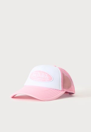 Șapcă trucker roz și alb cu vizieră curbă și spate de plasă, cu un patch roz cu logo Von Dutch pe panoul frontal.