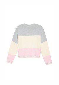 Suéter de punto con mangas largas, con cuello redondo y rayas horizontales en gris, crema y rosa claro. Textura suave, diseño corto.