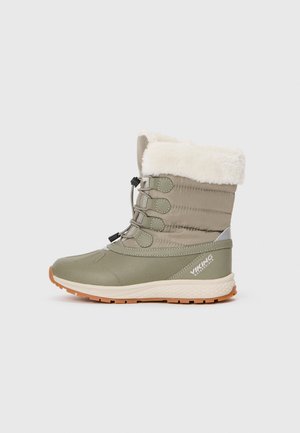 Groene winterlaars met een gestructureerde bovenkant, nepbont rand, verstelbare veters en een rubberen zool met een gegroefd patroon voor grip.