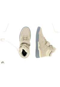 Hoge sneakers van beige suede met een gevoerde kraag, geperforeerde teen en een grijze rubberen zool; voorzien van een klittenbandsluiting voor een veilige pasvorm.