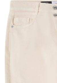 Gros plan sur un pantalon en denim de couleur crème montrant la poche avant, la petite poche à monnaie avec rivet en métal, la boucle de ceinture et la fermeture à double bouton.