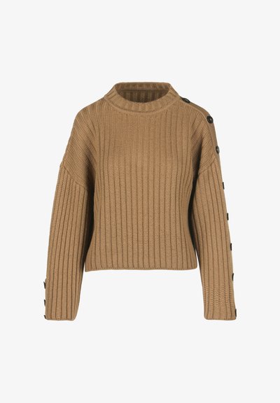 Barna kötött pulóver bordázott textúrával, széles vízivanálnekkel és gombos díszítéssel az egyik ujján. Rövidített fazon.