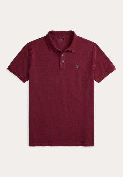 Burgunderfarget poloshirt laget av bomull, med tre-knappers knappestolpe, korte ermer og en grønn logo på brystet.