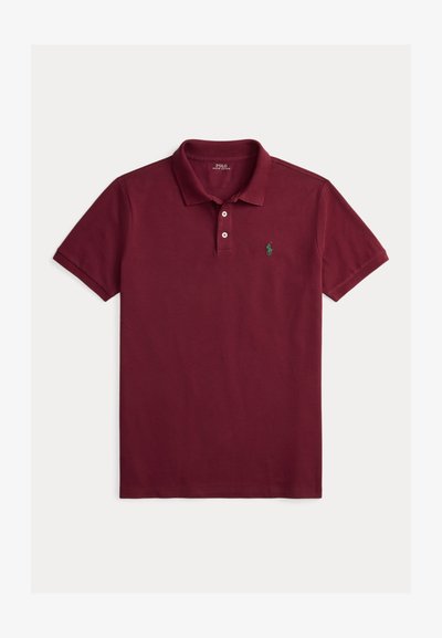 Burgunderfarget poloshirt laget av bomull, med tre-knappers knappestolpe, korte ermer og en grønn logo på brystet.