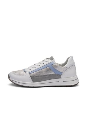 Niskie trampki z białymi, szarymi i jasnoniebieskimi panelami, sznurowaniem oraz wyściółką w podeszwie, zaprojektowane do codziennego noszenia.