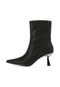 Čierne členkové topánky so priliehavým pleteným vrchom, špicatou špičkou a stiletto podpätkom. Pokryté malými trblietavými ozdobami pre textúru.