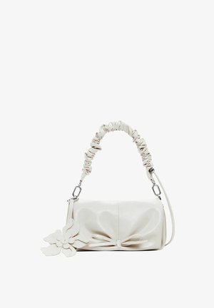 Bílá kožená kabelka s nařaseným uchem, mašlí vpředu a květinovým akcentem připevněným na kabelce. Hladký povrch a obdélníkový tvar.