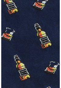 Granatowy materiał z powtarzającym się wzorem stylizowanych butelek z czarnymi i pomarańczowymi akcentami, przeszyty żywymi kolorami.