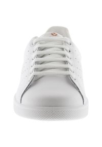 Baskets en cuir blanc avec des détails perforés, lacets plats et semelle en caoutchouc texturée ; design minimaliste, vue de face.