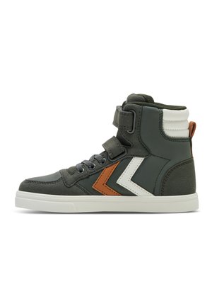 Hochschuh in Dunkelgrün mit braunen und weißen Zickzackakzenten, grauen Schnürsenkeln und einem Klettverschluss. Aus Leder und Stoff gefertigt.