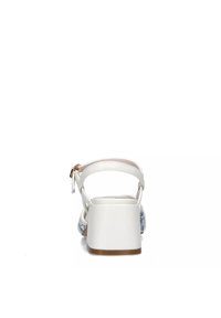 Sandali bianchi con tacco alto, dotati di un tacco spesso, cinturino alla caviglia regolabile e soletta decorata con disegni blu. Finitura liscia e stile minimalista.