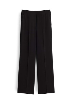 Pantalons larges noirs avec une texture lisse, dotés d'une taille simple et de deux poches latérales. Le design met l'accent sur une coupe décontractée.