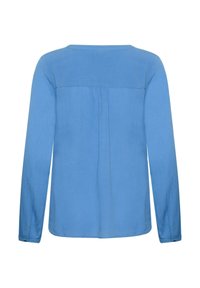 Blouse bleu à manches longues en tissu léger, présentant une coupe droite, de subtils plis à l'arrière et un col rond.
