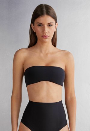 Zwarte bandeau bikini top gecombineerd met hoge taille slipjes. Gladde, rekbare stof met een minimalistisch ontwerp en geen zichtbare hardware.