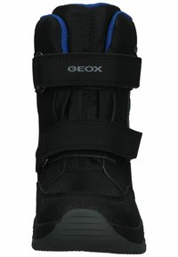 Calzado Geox negro con acentos azules, que cuenta con un diseño de caña alta, doble correa de Velcro y una suela texturada para mejorar el agarre.