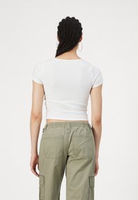 Hollister Co. SQUARE - Navadna majica - bright white