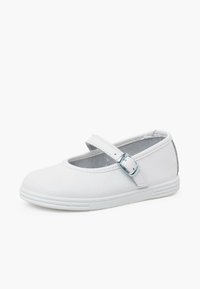 Weiße Leder Mary Jane Schuhe mit runder Zehenpartie, verstellbarem Riemen, silberner Schnalle und flacher Gummisohle. Glatte Textur, schlichtes Design.